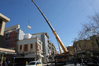 Γερανός γίγαντας στη λεωφόρο δικαιοσύνης - Φωτογραφία 1