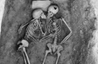 Σκελετοί 6.000 χρόνων βρέθηκαν αγκαλιασμένοι να φιλιούνται - Φωτογραφία 1