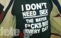 Πάτρα: Εμφανίστηκε με προκλητικό μπλουζάκι στο Δημοτικό Συμβούλιο