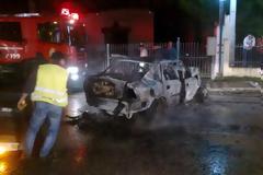 Αχαΐα: Αυτοκίνητο τυλίχτηκε στις φλόγες μετά από τροχαίο - Τραυματίστηκε ο οδηγός - Δείτε φωτό