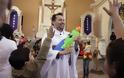 Μεξικό: Ιερέας ρίχνει αγιασμό στους πιστούς με νεροπίστολο!