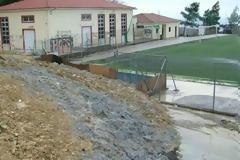 Κύμη: Κάθε χειμώνα, το γήπεδο... βουλιάζει!