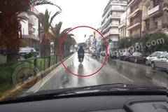 Tι κι αν βρέχει; Το... κάμπριο είναι στάση ζωής! - Αναγνώστης φωτογραφίζει το αστείο - παράδοξο της μέρας