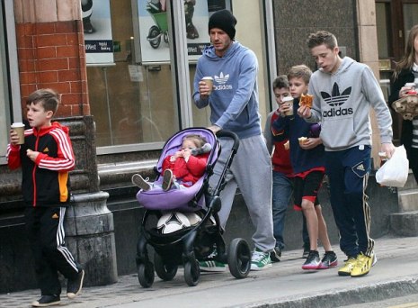 Μια οικογένεια σκέτη γλύκα: Ο David Beckham στο πάρκο με τα παιδιά του! - Φωτογραφία 3