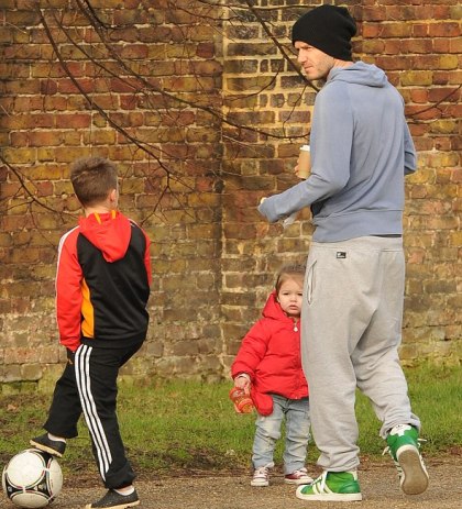 Μια οικογένεια σκέτη γλύκα: Ο David Beckham στο πάρκο με τα παιδιά του! - Φωτογραφία 5