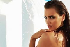 Η Irina Shayk φοράει το μαγιό της και μας στέλνει νωρίς νωρίς για μπάνιο
