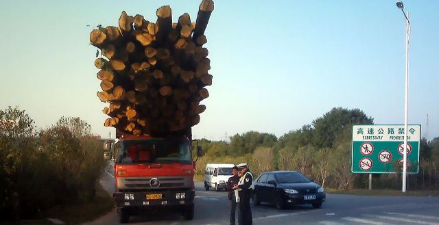 Υπερφορτωμένος κίνδυνος στους δρόμους της Κίνας - Φωτογραφία 3