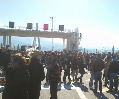 Πλήθος κόσμου αυτή την ώρα στη Γέφυρα Ρίου Αντιρρίου - Ανοικτή η Γέφυρα - Φωτογραφία 2