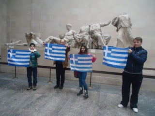 Συνέντευξη με τους Μαθητές που σήκωσαν τη Σημαία στο Βρετανικό Μουσείο [video] - Φωτογραφία 2