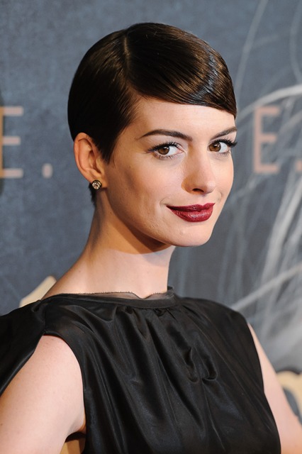 Η Anne Hathaway μας δείχνει χτενίσματα για κοντά μαλλιά - Φωτογραφία 2