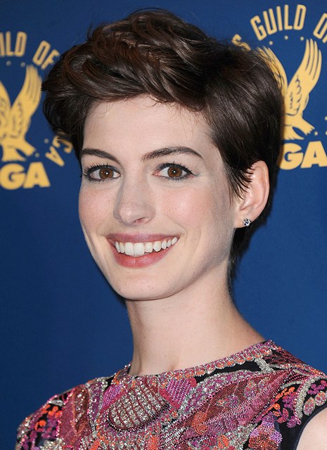 Η Anne Hathaway μας δείχνει χτενίσματα για κοντά μαλλιά - Φωτογραφία 3