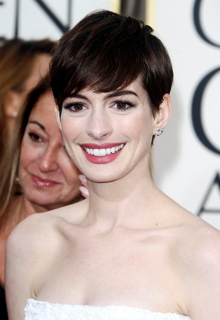Η Anne Hathaway μας δείχνει χτενίσματα για κοντά μαλλιά - Φωτογραφία 6