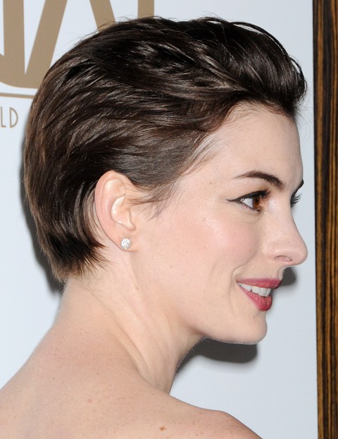 Η Anne Hathaway μας δείχνει χτενίσματα για κοντά μαλλιά - Φωτογραφία 7