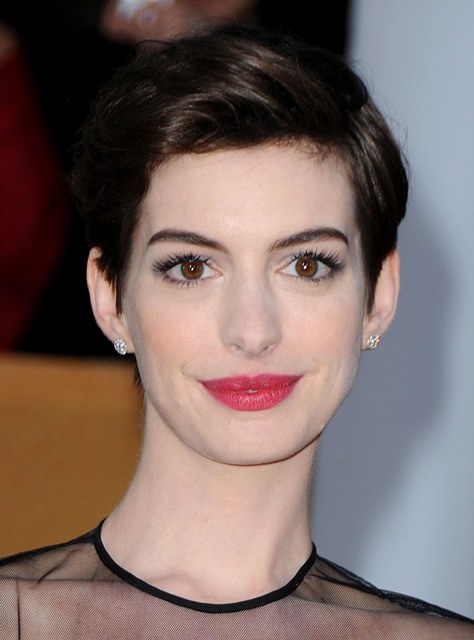 Η Anne Hathaway μας δείχνει χτενίσματα για κοντά μαλλιά - Φωτογραφία 8