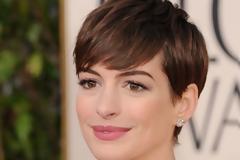 Η Anne Hathaway μας δείχνει χτενίσματα για κοντά μαλλιά