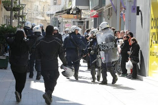 Επεισόδια αντιεξουσιαστών και αστυνομίας στο Ηράκλειο - Φωτογραφία 1