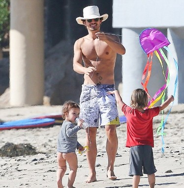 Miranda Kerr και Orlando Bloom με μαγιό και τα κορμιά στη φόρα, στην παραλία! - Φωτογραφία 10
