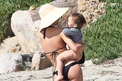 Miranda Kerr και Orlando Bloom με μαγιό και τα κορμιά στη φόρα, στην παραλία!