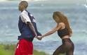 Με… διχτυωτή φούστα και τον Chris Brown αγκαλιά γιόρτασε τα γενέθλιά της η Rihanna - Φωτογραφία 2