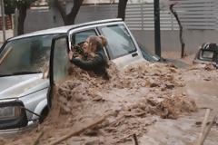 Λεπτό προς λεπτό η διάσωση της γυναίκας που εγκλωβίστηκε στο αυτοκίνητό της - Συγκλονιστική η αυτοθυσία των συμπολιτών που κυριολεκτικά της έσωσαν τη ζωή