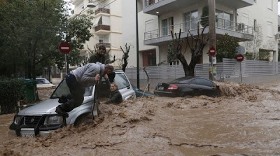 Το Reuters μεταδίδει καρέ-καρέ την διάσωση γυναίκας από την πρωινή πλημμύρα - Φωτογραφία 3