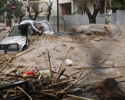 Το Reuters μεταδίδει καρέ-καρέ την διάσωση γυναίκας από την πρωινή πλημμύρα - Φωτογραφία 4