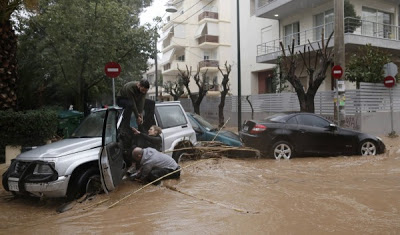 Το Reuters μεταδίδει καρέ-καρέ την διάσωση γυναίκας από την πρωινή πλημμύρα - Φωτογραφία 5