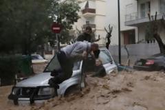 Το Reuters μεταδίδει καρέ-καρέ την διάσωση γυναίκας από την πρωινή πλημμύρα