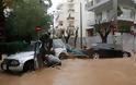Το Reuters μεταδίδει καρέ-καρέ την διάσωση γυναίκας από την πρωινή πλημμύρα - Φωτογραφία 2