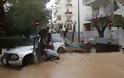 Το Reuters μεταδίδει καρέ-καρέ την διάσωση γυναίκας από την πρωινή πλημμύρα - Φωτογραφία 5