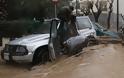 Το Reuters μεταδίδει καρέ-καρέ την διάσωση γυναίκας από την πρωινή πλημμύρα - Φωτογραφία 6