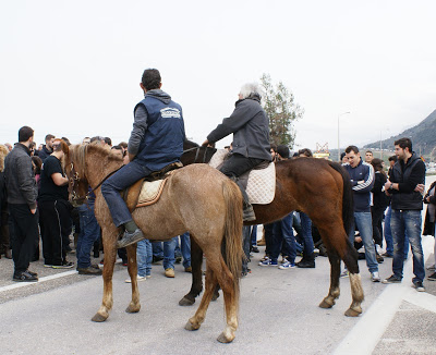 Το Αίγιο μίλησε: Οι σχολές ΑΤΕΙ θα μείνουν εδώ! - Πρωτοφανής λαοθάλασσα στη Νέα Εθνική Οδό - Φωτογραφία 9