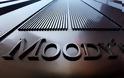 Moody's: Υποβάθμιση της Βρετανίας σε Aa1 από Aaa