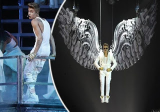 Εντυπωσίασε ως φτερωτός άγγελος στη συναυλία του - Φωτογραφία 1