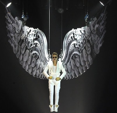 Εντυπωσίασε ως φτερωτός άγγελος στη συναυλία του - Φωτογραφία 3
