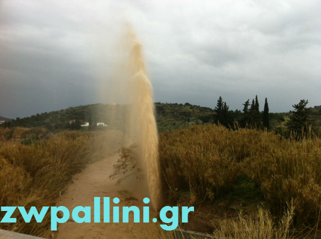 Έσπασε αγωγός και πέταγε νερό στον ουρανό! - Φωτογραφία 3