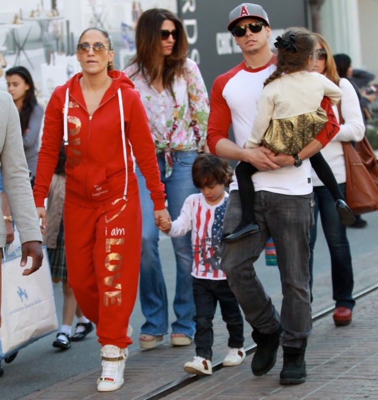 Jennifer Lopez: Για ψώνια με τον Casper Smart και τα παιδιά της(φωτό) - Φωτογραφία 5