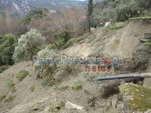 Πρέβεζα: Σπίτι στον... αέρα μετά από κατολίσθηση - Φωτογραφία 2