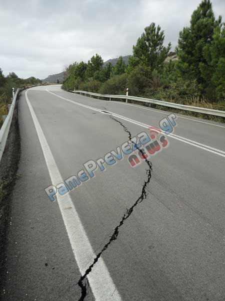 Πρέβεζα: Βυθίζεται ο δρόμος στην ε.ο. Πρέβεζας Ηγουμενίτσας - Φωτογραφία 2