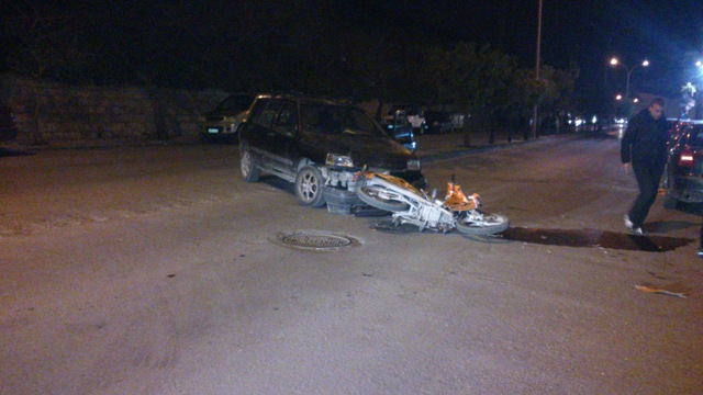 Αυτοκίνητο τράκαρε μηχανάκι στην οδό Πλαστήρα - Φωτογραφία 4