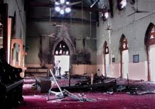 Απίστευτη αγριότητα: Πετροβόλησαν χριστιανούς και έκαψαν εκκλησία - Φωτογραφία 2