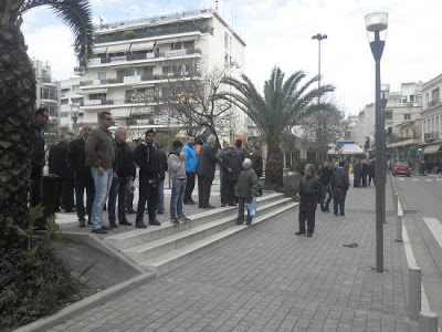 Φωτογραφίες από την επίθεση κουκουλοφόρων σε αστυνομικούς - Φωτογραφία 2