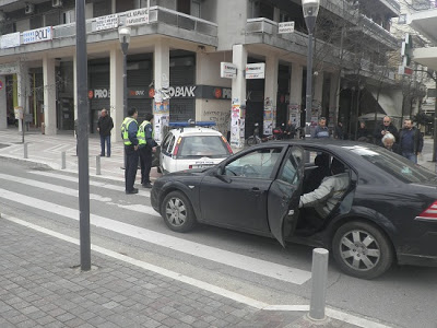 Φωτογραφίες από την επίθεση κουκουλοφόρων σε αστυνομικούς - Φωτογραφία 3