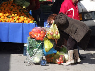 Δωρεάν λαϊκή αγορά για ανέργους και απόρους [video] - Φωτογραφία 2