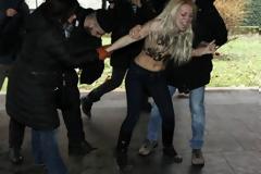 Γυμνόστηθη... επίθεση στον Μπερλουσκόνι - Δείτε video