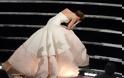 Jennifer Lawrence: Έπεσε, την ώρα που πήγε να παραλάβει το Oscar Α΄Γυναικείου Ρόλου!(VIDEO)