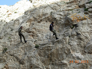 Άσκηση της Μονάδας Εφέδρων Καταδρομών Μ.Ε.Κ. στον βράχο Γ των Ειδικών Δυνάμεων - Φωτογραφία 10