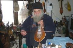 Η λύρα μερώνει το Ζορμπά