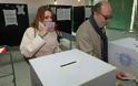 Η αρραβωνιαστικιά του Σίλβιο φίλησε το ψηφοδέλτιο πριν το ρίξει