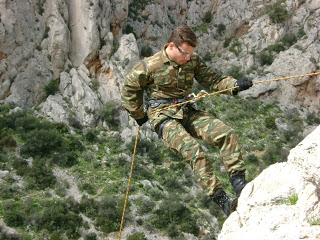 Άσκηση της Μονάδας Εφέδρων Καταδρομών Μ.Ε.Κ. στον βράχο Γ των Ειδικών Δυνάμεων - Φωτογραφία 17